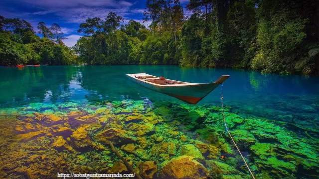 Berlibur ke Danau Labuan Cermin: Keindahan Alam